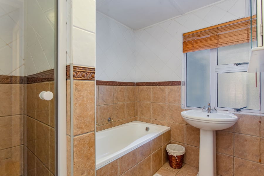 4 Bedroom Property for Sale in Lemoenkloof Western Cape